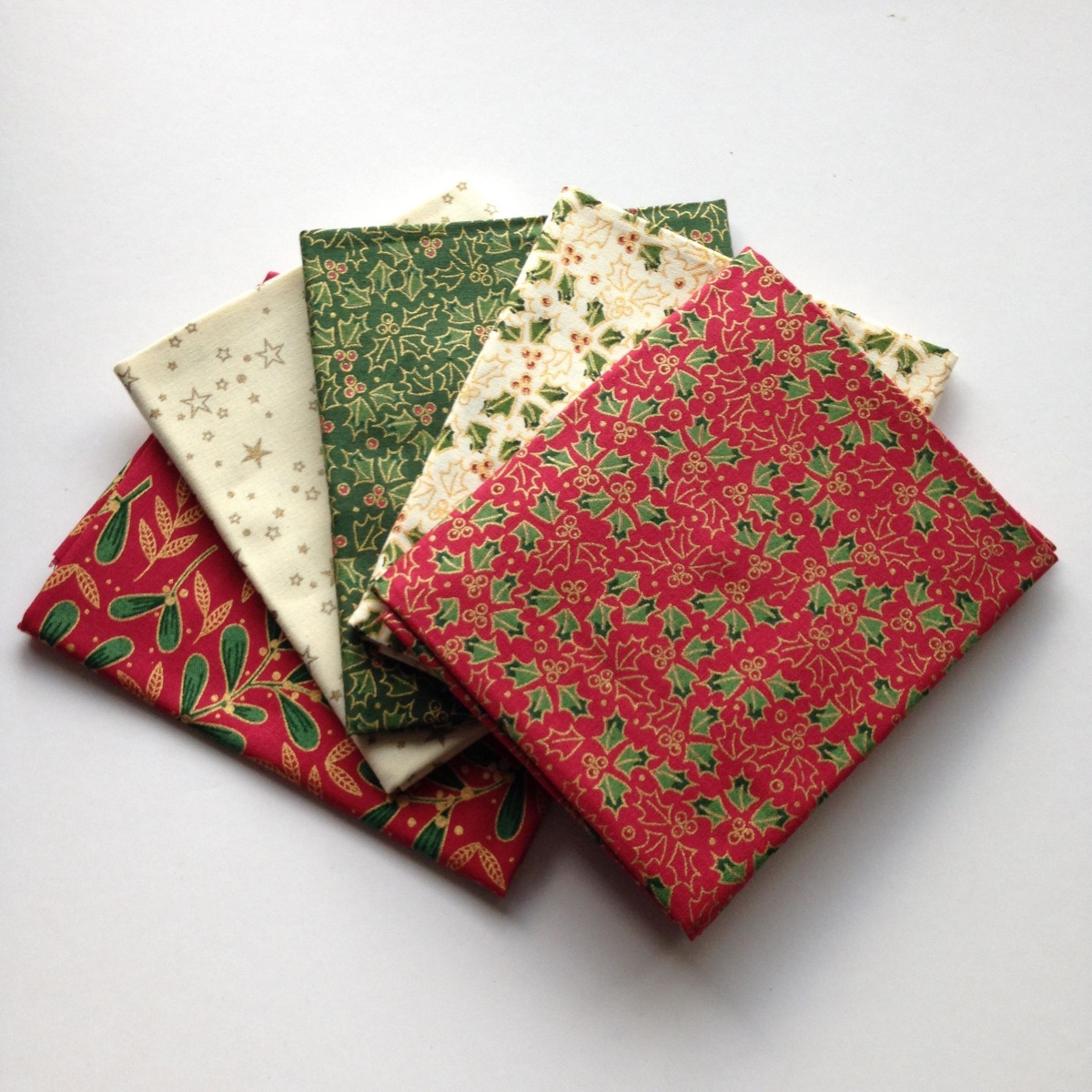Traditional Holly Metallic Fat Quarter Bundle